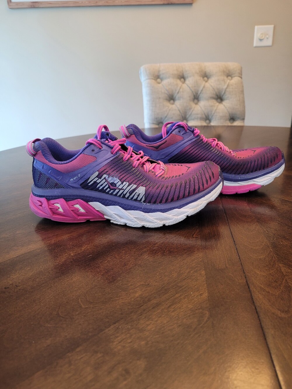 Hoka  Arahi 2 Women's Pink and Purple Athletic Running Shoes. Size 7